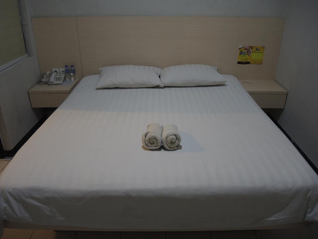 Swk 95 Hotel Surabaya Room photo